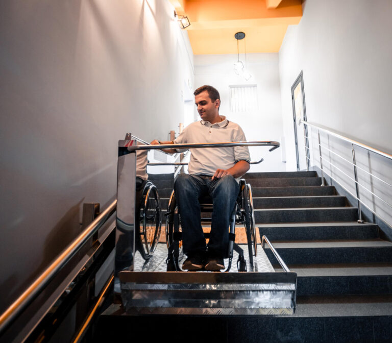 Plateforme monte-escalier pour fauteuil roulant
