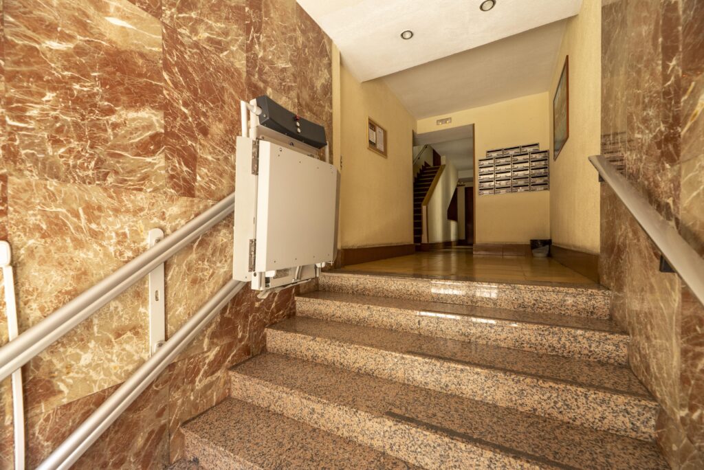 monte-escalier-compact-lunel