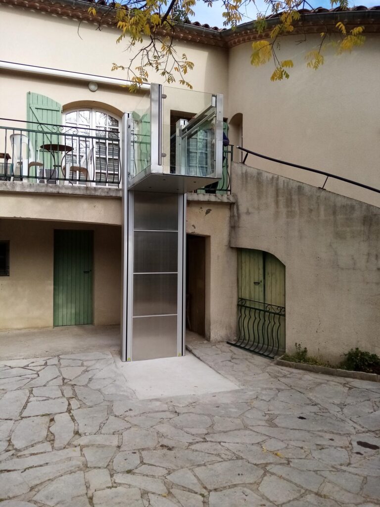 monte-escalier-courbe-aubenas